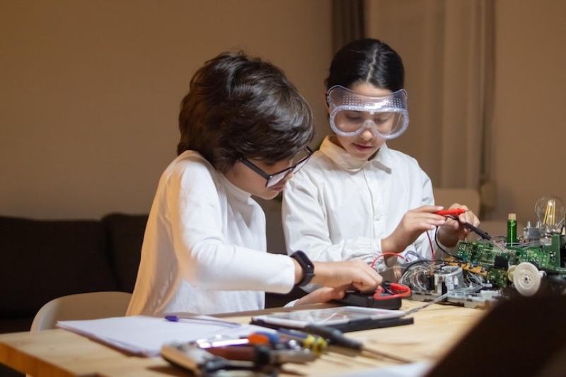 The Top Benefits of Enrolling Your Child in a STEM Learning Center